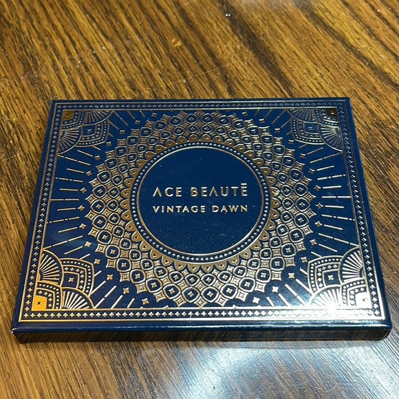 Brand new never used Ace Beaute eyeshadow palette - Picture 1 of 3